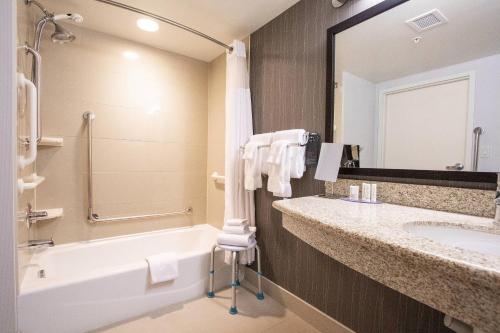 金斯顿金斯顿401公路万怡酒店的带浴缸、水槽和浴缸的浴室
