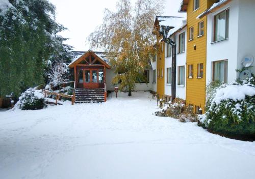 佩休尼亚镇La Balconada by DOT Boutique的雪覆盖的院子,有房子,有门