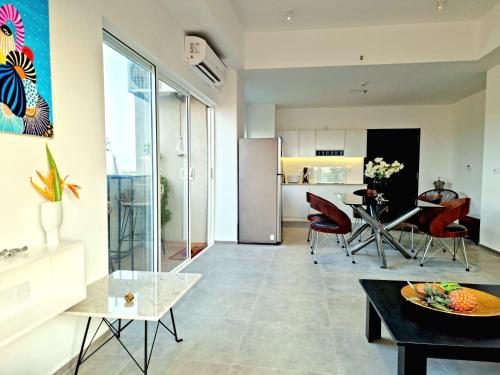 尼甘布Ocean view luxury apartments的厨房以及带桌椅的起居室。