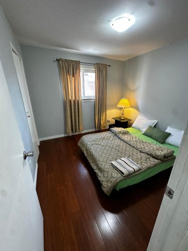 Budget Cozy Room In Brampton B1客房内的一张或多张床位