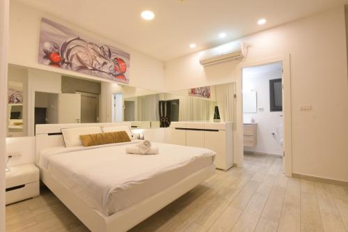 埃拉特New ! 430m Luxury Best Top Class 8-Bdr Exclusive Villa Top Design HEATED Pool Jucuzzi Sauna的白色的卧室设有一张大床和一间浴室。