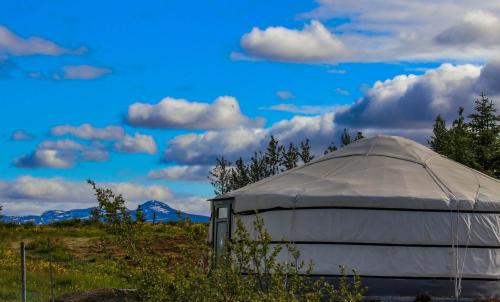 HaukadalurNáttúra Yurtel的一片云天的白色帐篷