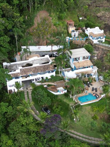 圣塞巴斯蒂安Vila Lia的享有带游泳池的房屋的空中景致