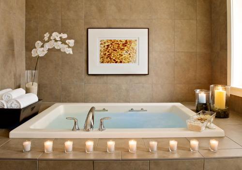 蒙特雷卡萨姆拉斯花园温泉酒店 的浴室配有带蜡烛的浴缸。