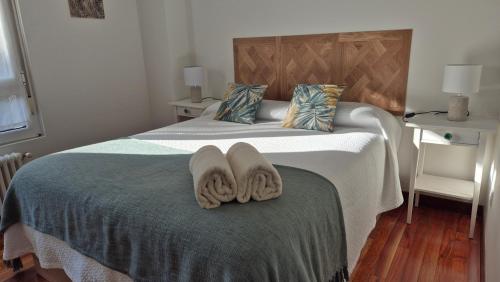 桑坦德Urbanizacion los Delfines的一间卧室配有带毛巾的床