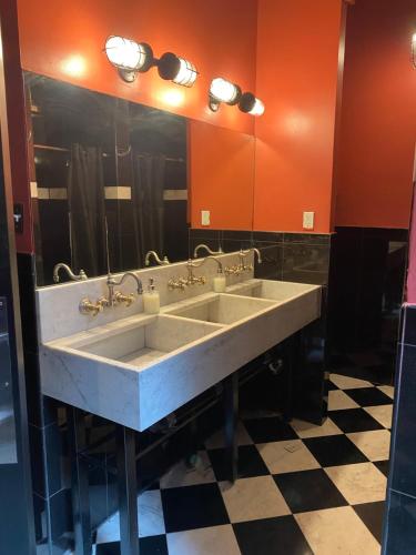 纽约The Nolita Express Hostel的一间带两个盥洗盆和大镜子的浴室