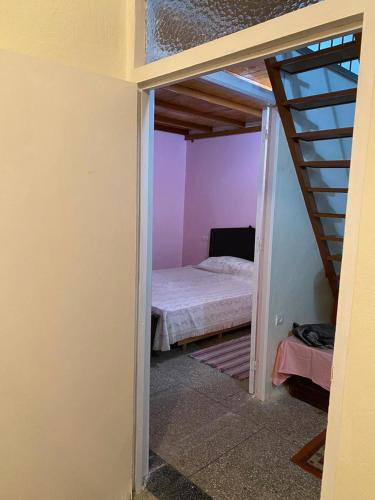 拉腊什Moroccan Place的小房间设有床和楼梯
