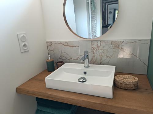 La Boissière-de-MontaiguLe petit duplex des barres的浴室设有白色水槽和镜子