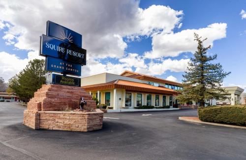 图萨扬Squire Resort at the Grand Canyon, BW Signature Collection的建筑物前商店的标志