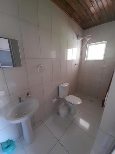 佩鲁伊比Pousada Ecológica Cavalo de Pedra的白色的浴室设有水槽和卫生间。