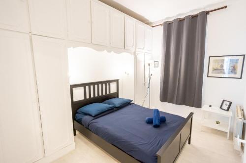 巴黎Luxury Parisian Apartment NOTRE DAME SAINT GERMAIN DES PRES的一间卧室配有一张带蓝色枕头的床。