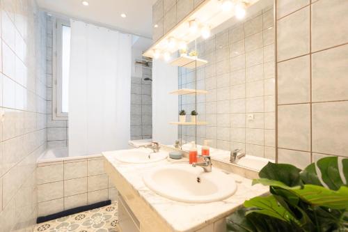 巴黎Luxury Parisian Apartment NOTRE DAME SAINT GERMAIN DES PRES的一间带水槽和镜子的浴室