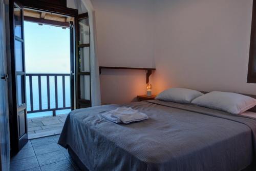 达默查理Hideaway in Damouchari with private access to sea ANNA's HORIZON的一间卧室设有一张床和一个大窗户