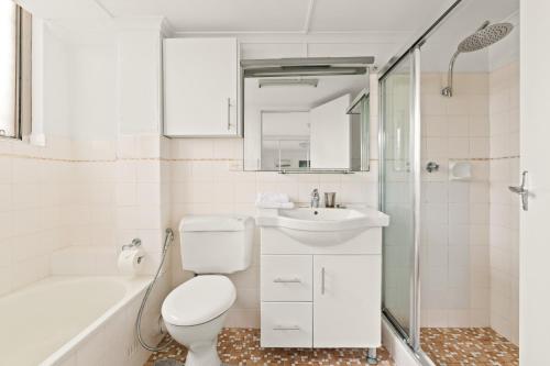悉尼Large 1-Bed with Swimming Pool in Iconic Bondi的浴室配有卫生间、盥洗盆和淋浴。