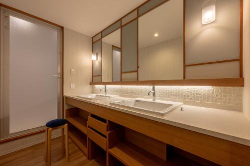 美瑛町aonobi yuyu的一间带两个盥洗盆和大镜子的浴室