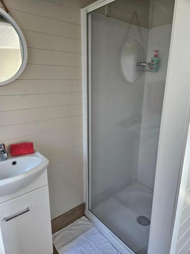 拉格伦TradeStop Short-Term Accomodation的带淋浴和盥洗盆的浴室