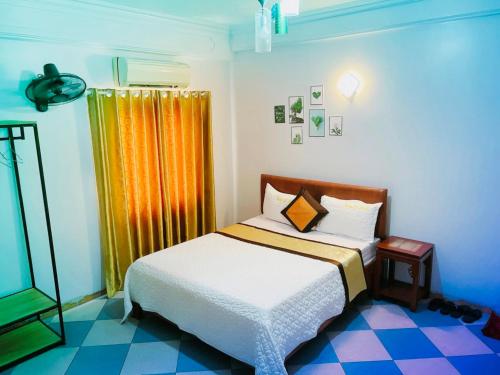 清化Thắng Lợi Hotel的一间卧室配有床和黄色窗帘