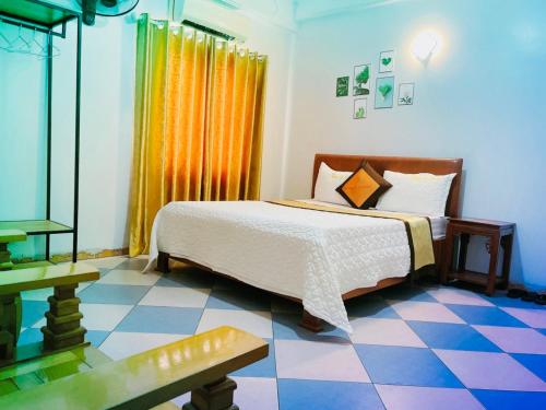 清化Thắng Lợi Hotel的一间卧室配有一张床,铺有一个 ⁇ 板地板