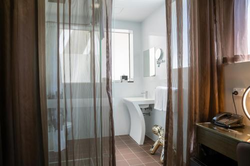 悉尼57号酒店的带淋浴和盥洗盆的浴室