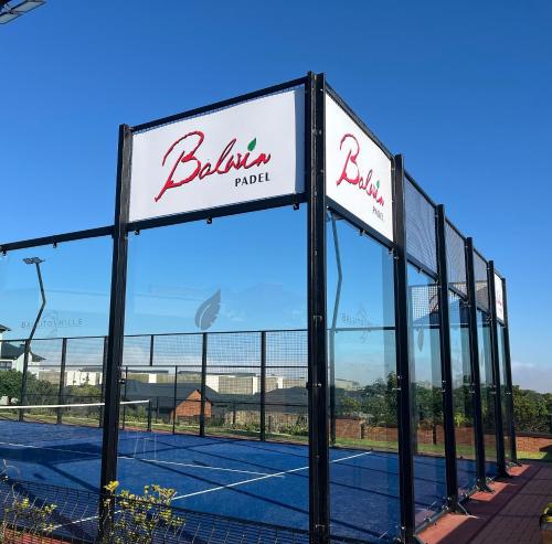 巴利托Ballito Splash的一个带酒店标志的网球场