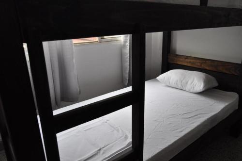 卡利La Clave Hostel的双层床和枕头的景色