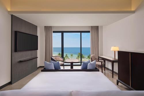 LampungLampung Marriott Resort & Spa的酒店客房设有一张床,享有海景。