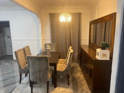 杜阿拉Danin Real-estates的一间带桌椅和镜子的用餐室