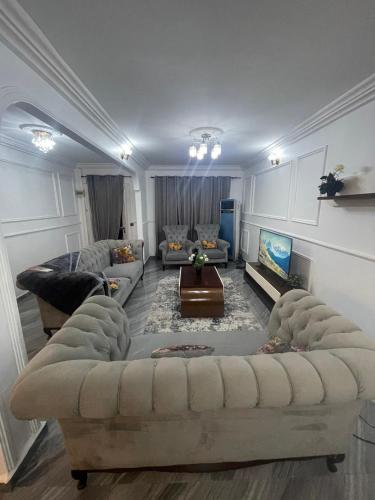 杜阿拉Danin Real-estates的客厅配有沙发和桌子