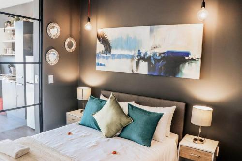 开普敦Modern Wex 831的一间卧室配有一张带蓝色和白色枕头的床