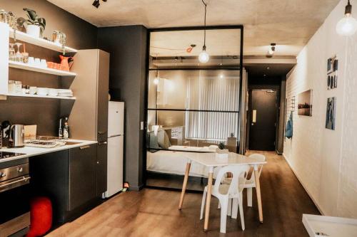 开普敦Modern Wex 831的厨房以及带桌椅的用餐室。