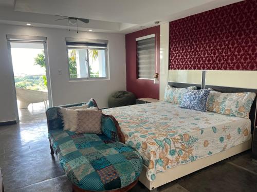 里奥圣胡安Villa-Fede 4 habitaciones en Rio San Juan的一间卧室配有一张大床和一张沙发