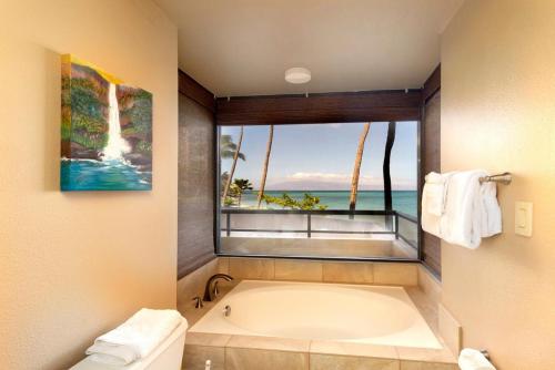 卡哈纳Oceanfront corner unit w/ ac! sk215- Sullivan的带浴缸的浴室和窗户。