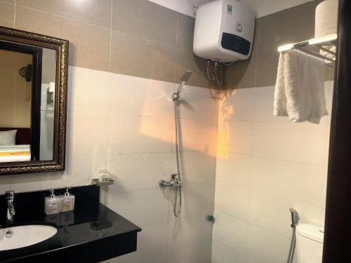 Khách sạn HOÀ BÌNH QUẢNG TRỊ的一间浴室
