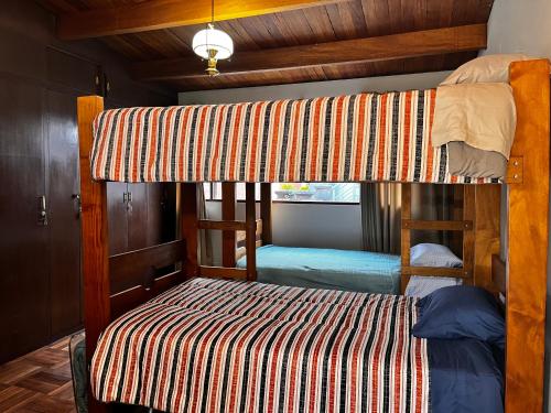 YanahuaraT'ikary Wasi Hostel的房屋内设有一间带两张双层床的卧室