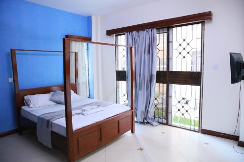 蒙巴萨MOA Nyali Beach Ensuite Rooms with swimming的一间卧室设有一张床和一个大窗户