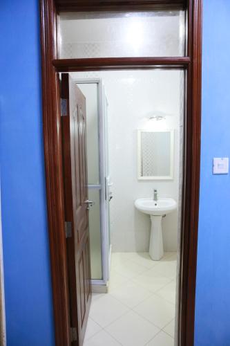 蒙巴萨MOA Nyali Beach Ensuite Rooms with swimming的一间带卫生间和水槽的浴室