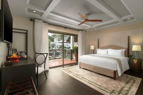 万象Souphattra Heritage Vientiane的一间卧室配有一张床和吊扇