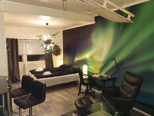 巴特斯峡湾Båtsfjord Smarthotell的客房设有一张床、一张桌子和椅子。