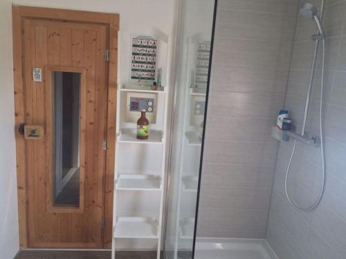玛库姆Villa Sunlight Comfortable Vacation Home的浴室里设有玻璃门淋浴