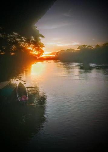 Muang KhôngThe Smiling Lao的日落时分在河上的小船