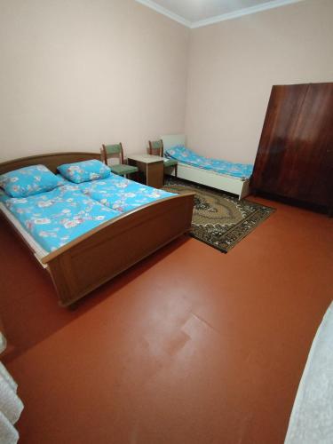 连科兰Hostel ucuz的卧室配有一张床和一张桌子及椅子