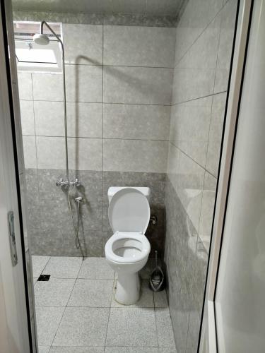 连科兰Hostel ucuz的一间带卫生间和淋浴的浴室