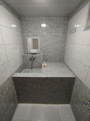 连科兰Hostel ucuz的一间带浴缸、水槽和镜子的浴室