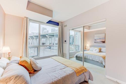 多伦多Prime City Pad 2 Bedroom with CN Tower View的一间卧室设有两张床和大窗户