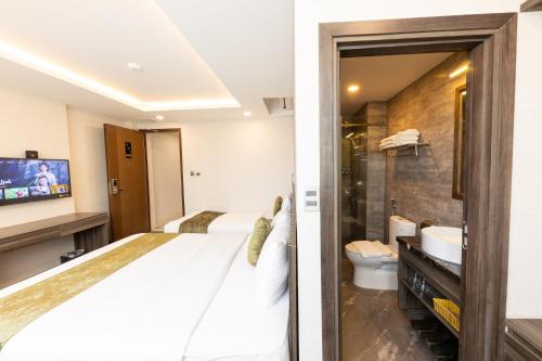 河内3T Hotel Hanoi的一间酒店客房 - 带一张床和一间浴室
