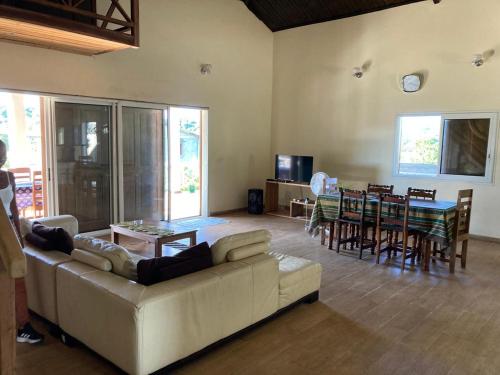 贝岛VILLA RAVOLA - Ambondrona的客厅配有沙发和桌椅