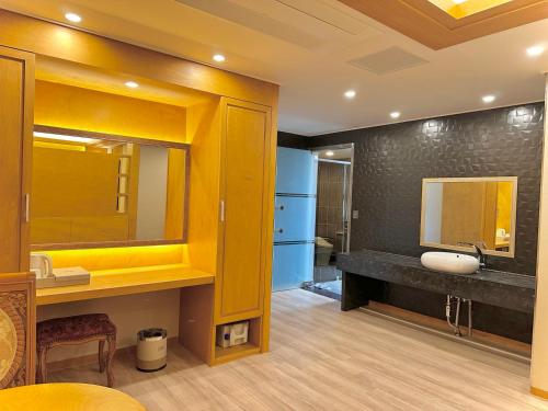 束草市Sokcho Mir Hotel的一间带水槽和镜子的浴室