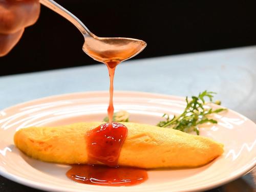 神户神户广场酒店 的盘子上的食物上加酱油的勺子