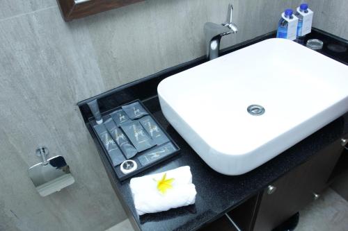 TobadiHorison abepura的浴室设有水槽和带毛巾的台面