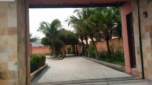 福塔莱萨Hotel Navegantes Beach的棕榈树和建筑的空走廊